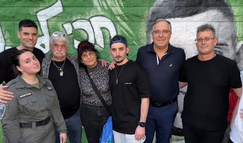 מתן אנגרסט עם ראש העירייה אלי דוקורסקי והמשפחה (צילום: דוברות העירייה)
