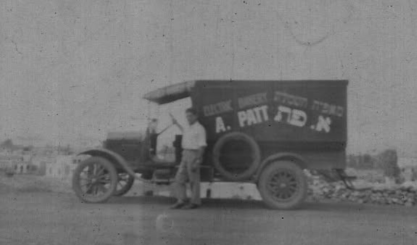 אבא פת ליד משאית ההובלות של המאפייה (צילום: האלבום המשפחתי)