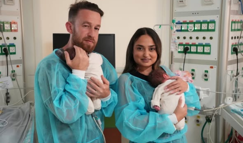 תמר ויגאל פרידמן עם התאומים (צילום: הקריה הרפואית רמב"ם)