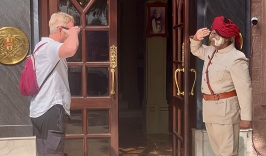 הצדעה עם סומאר סינג במלון אג'יט בהוואן (צילום: מוטי ורסס)