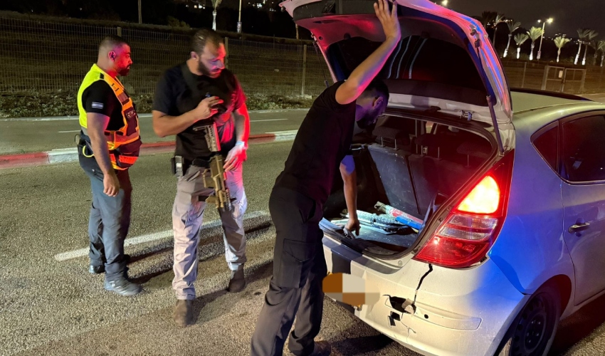 חיפוש ברכב (צילום: ראובן כהן, דוברות עיריית חיפה)