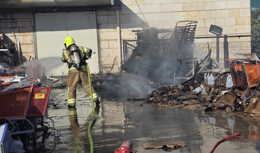 שריפה במחסן של הום סנטר בקניון חיפה (צילום: דוברות כבאות והצלה)
