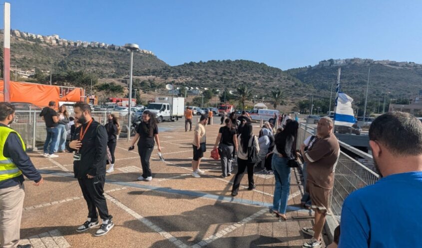 מבקרים שפונו מקניון עזריאלי חיפה (צילום: אסף כרסנטי)