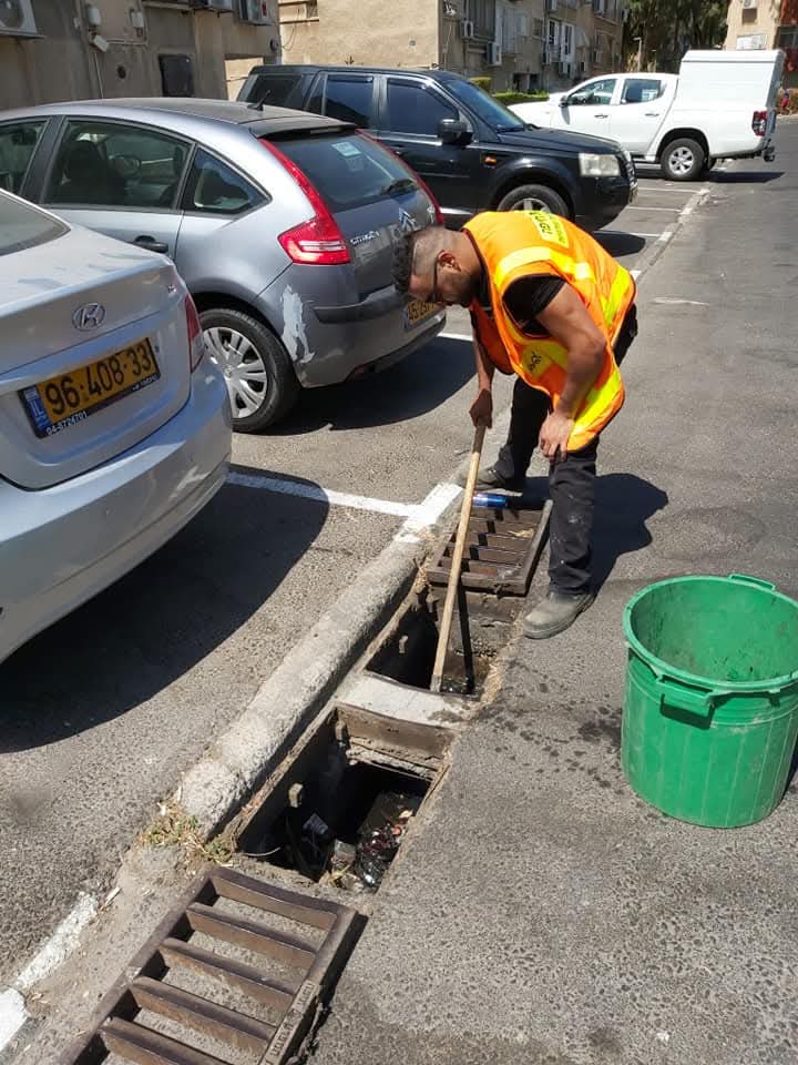 ניקוי פתחי ניקוז (צילום: דוברות עיריית חיפה)