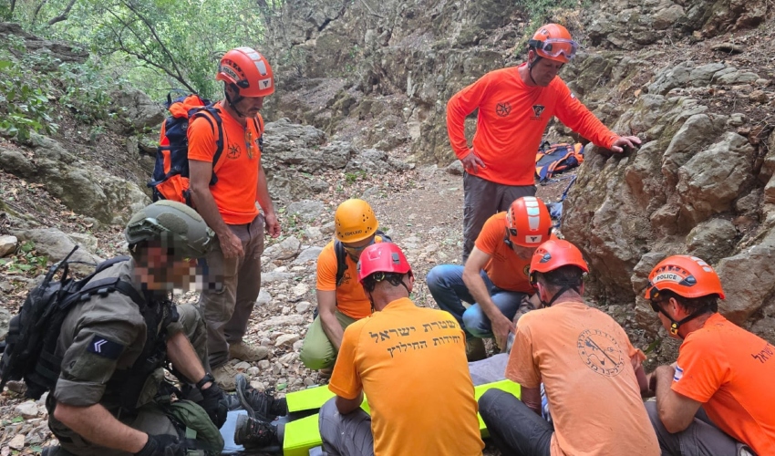 פינוי המטיילת בנחל יגור (צילום: דוברות יחידת החילוץ גליל-כרמל)