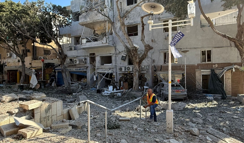 זירת נפילת הטיל האיראני סמוך לגן בנימין (צילום: ראובן כהן, דוברות עיריית חיפה)