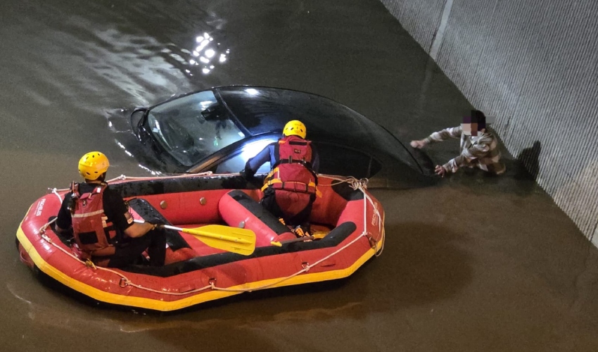 הרכב ששקע (צילום: רשות הכבאות וההצלה מחוז חוף)