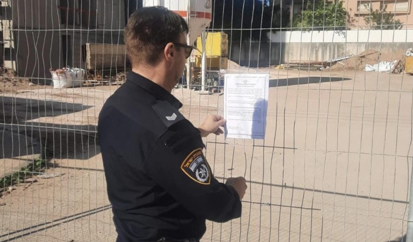 צו סגירה לאתר בנייה בקרית מוצקין (צילום: דוברות המשטרה)