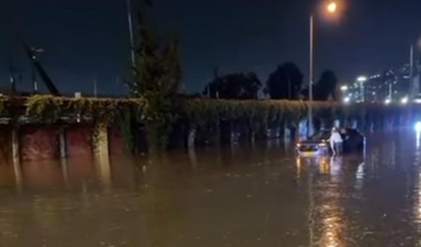 נהר שוצף בדרך העצמאות (צילום: חדשות nws)