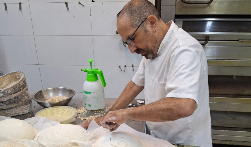 עפר שטינבך במאפייה (צילום: פרטי)