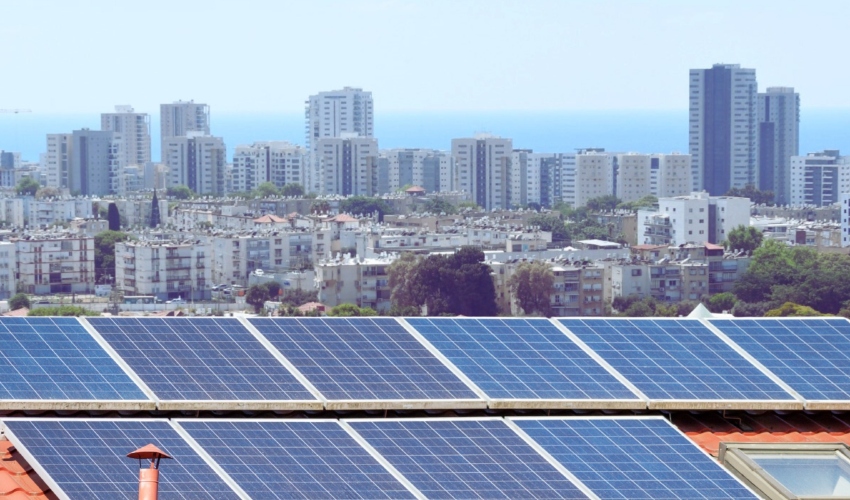 פאנלים סולאריים על גגות (הדמיה: דוברות עיריית טירת כרמל)
