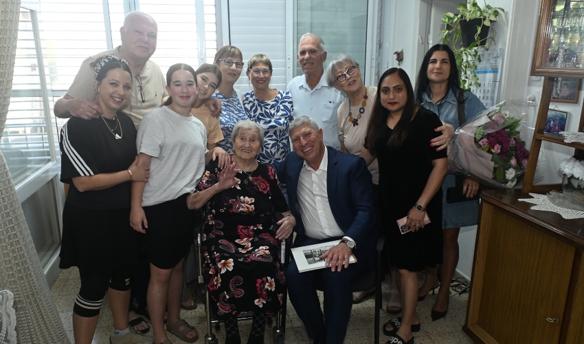 רבקה פרייר עם משפחתה (צילום: דוברות העירייה)