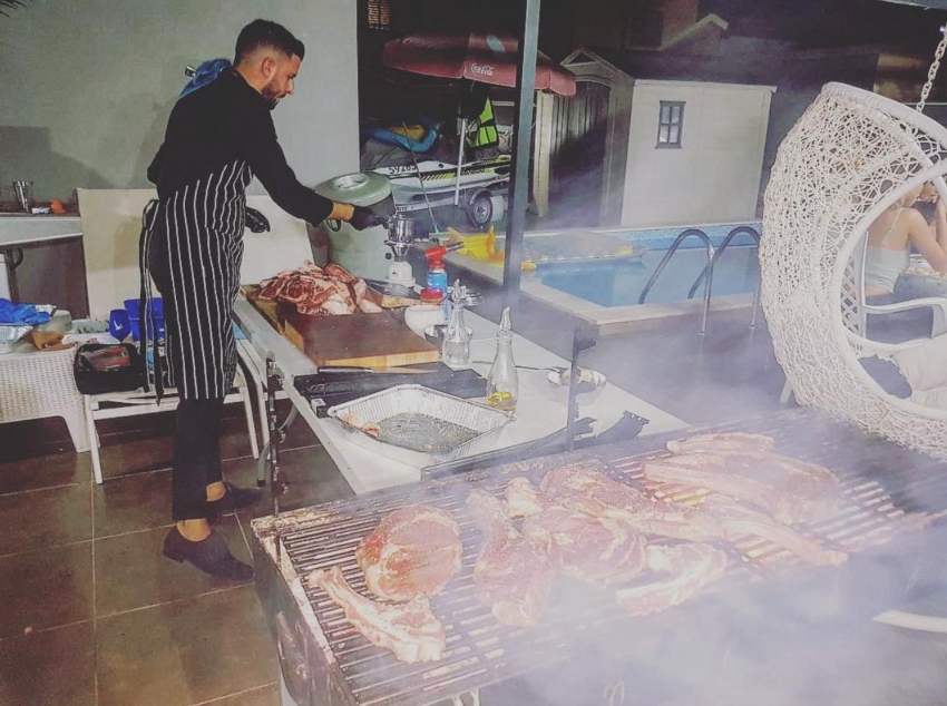 הכל התחיל באירועים פרטיים. על העמדה: אור שושן (צילום: פרטי)