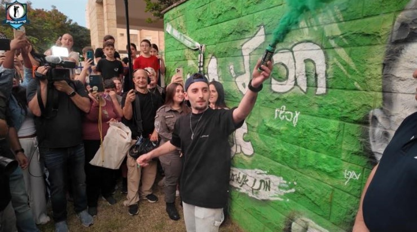 מתן אנגרסט חוגג את עדכון השלט (צילום: מיכה פרלמוטר, הטלוויזיה הקהילתית של קרית ביאליק)