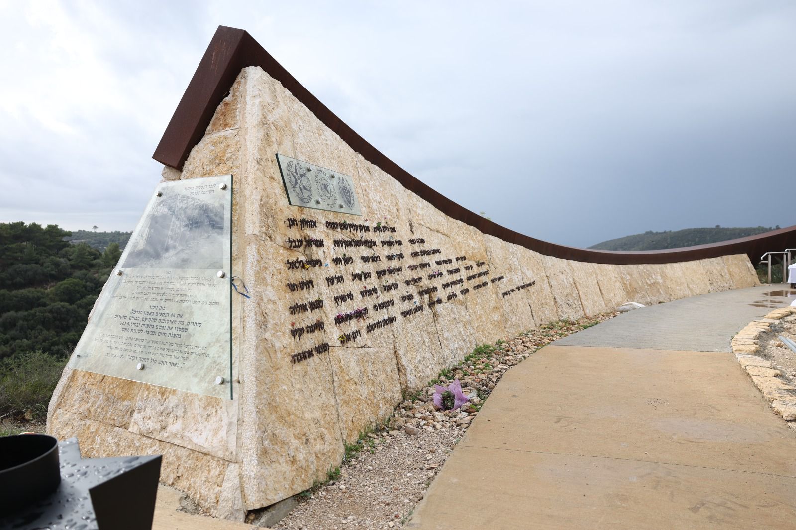האנדרטה לזכר לנספים באסון הכרמל (צילום: דוברות שב"ס)