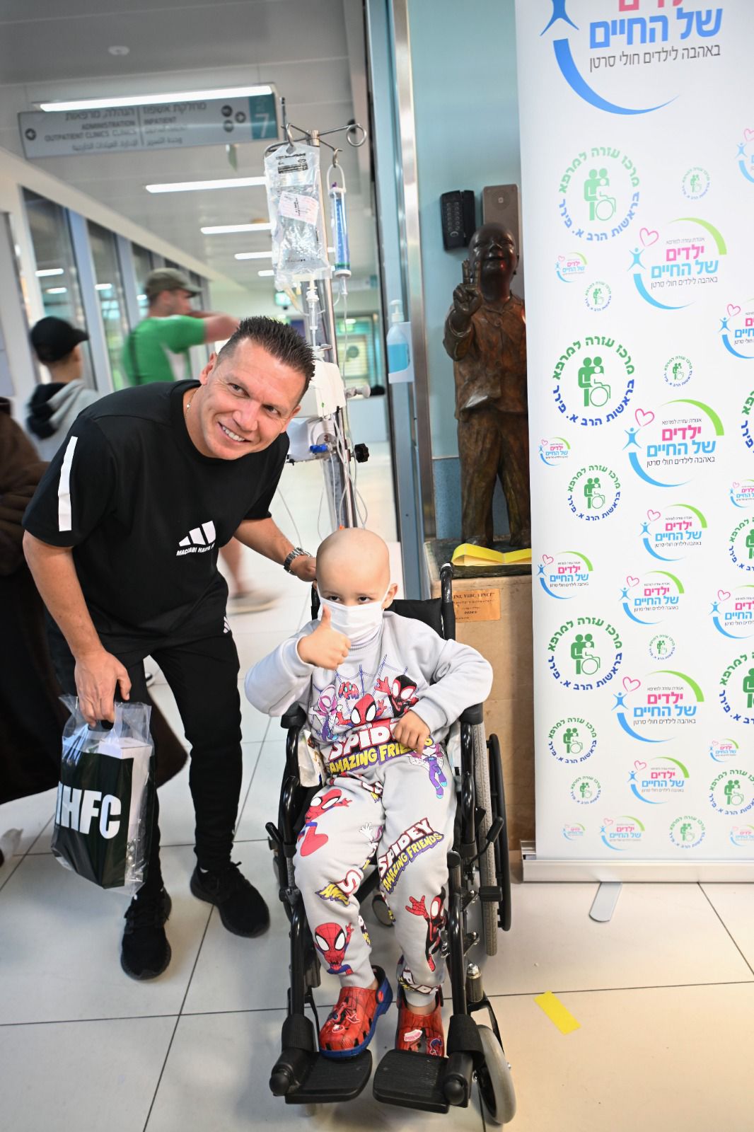 ברק בכר בביקור בבית החולים רות לילדים (צילום: ראובן כהן, באדיבות מכבי חיפה)