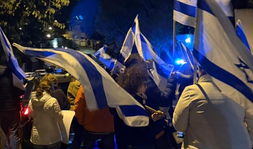ההפגנה מול ביתו של יונה יהב