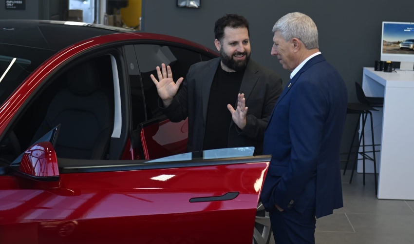 יעקב פרץ ואיתי ראב"ד במרכז טסלה (צילום: דוברות עיריית קרית אתא)