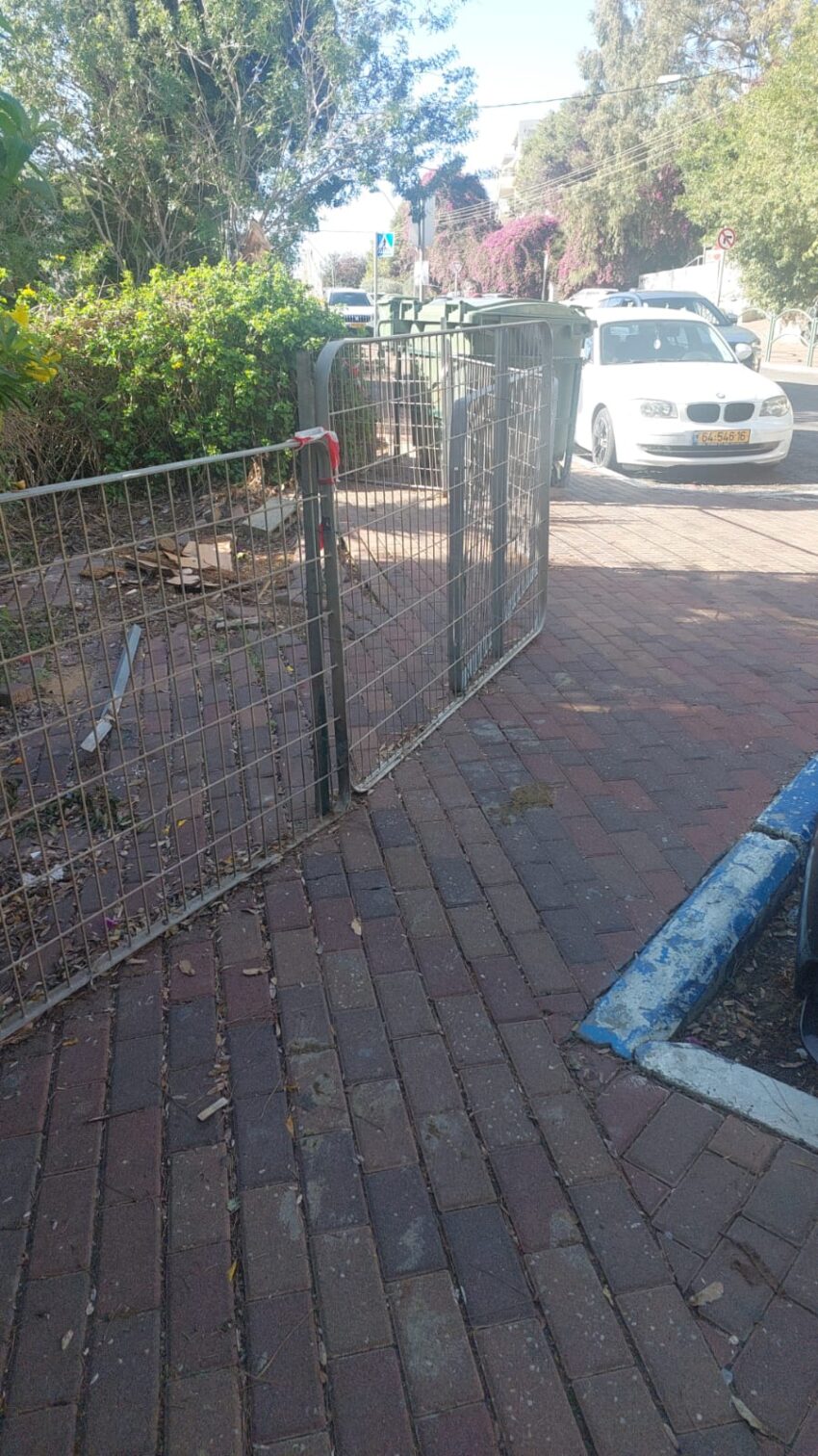 הגדר שהוצבה סביב המרצפות הרעועות