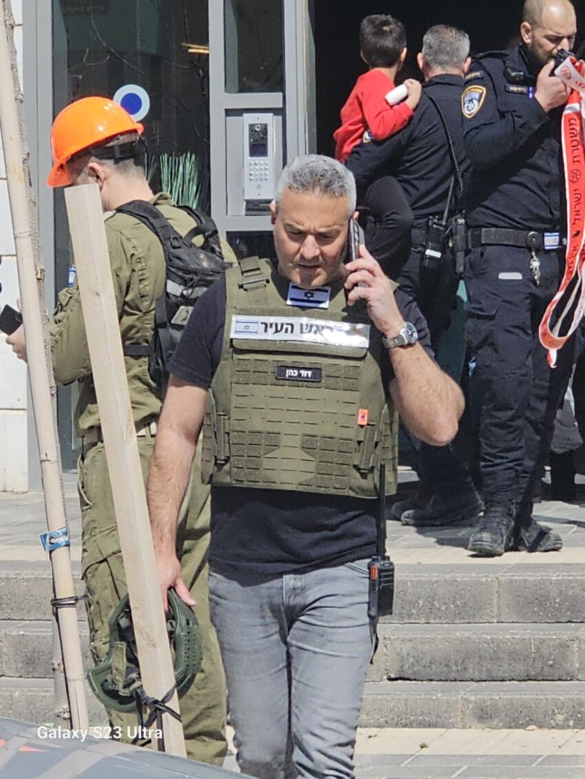 דודו כהן בזירת הפגיעה (צילום: דוברות עיריית טירת כרמל)