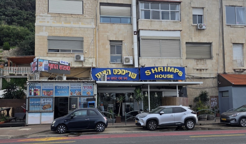 החניות ליד השרימפס האוס (צילום: בועז כהן)