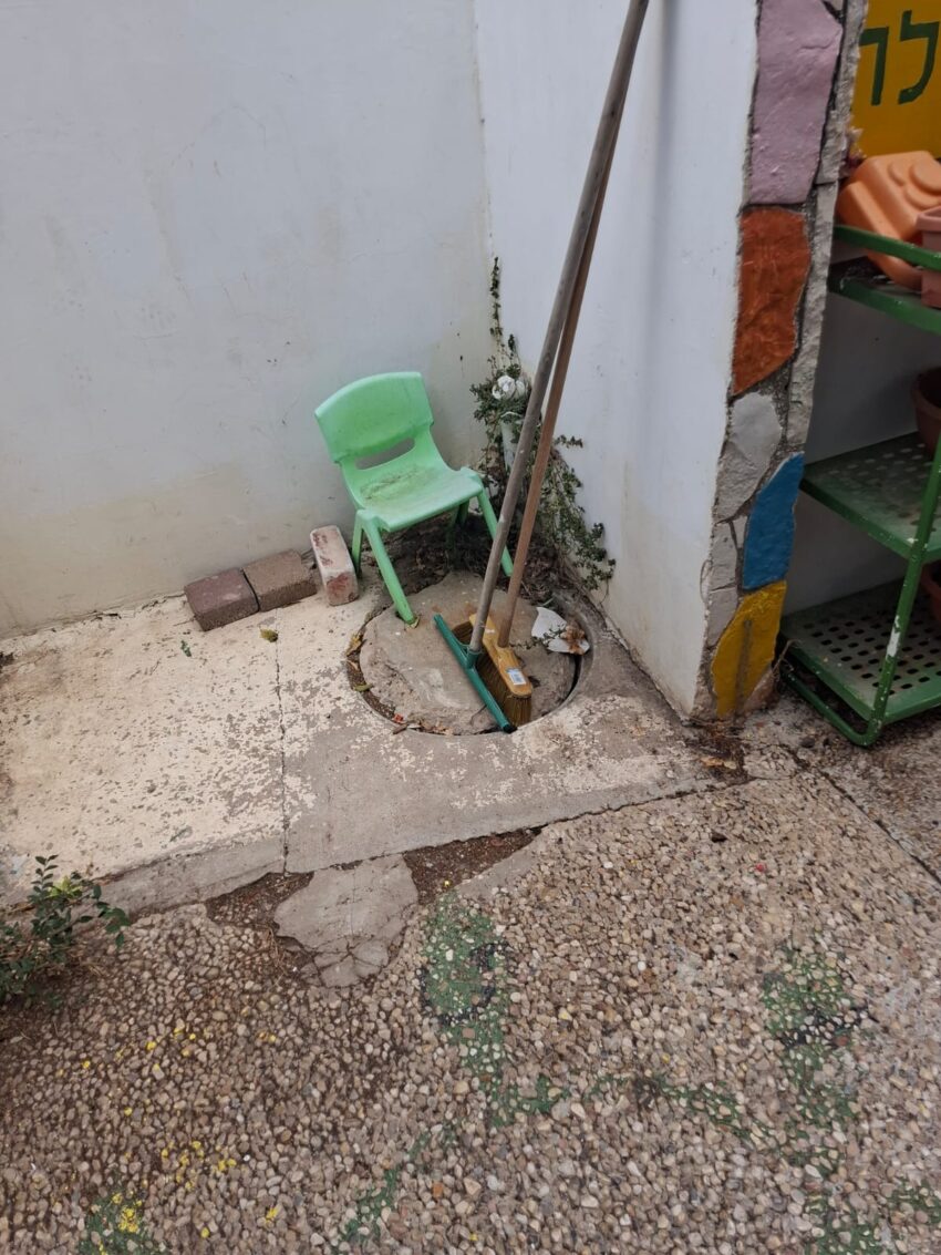 מכסה הביוב המתנדנד בגן גפן