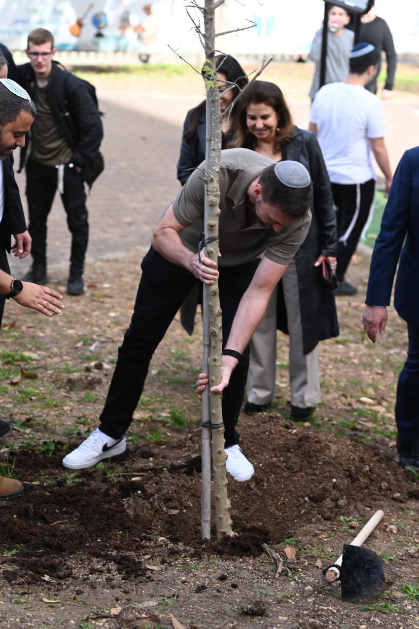 נדיר יזרעאל נוטע עץ בחצר בית הספר (צילום: דוברות עיריית קרית אתא)