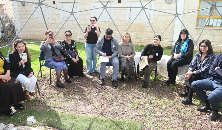 חברי המשלחת הקזחית בבית הספר תמיר (צילום: דוברות עיריית קרית אתא)