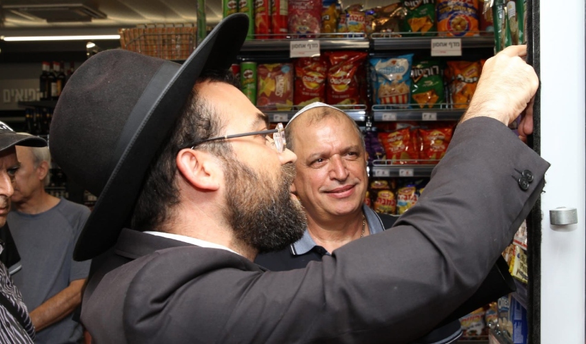 מאיר שלום בטקס התקנת המזוזה בשופרסל אקספרס (צילום: רועי אשר)
