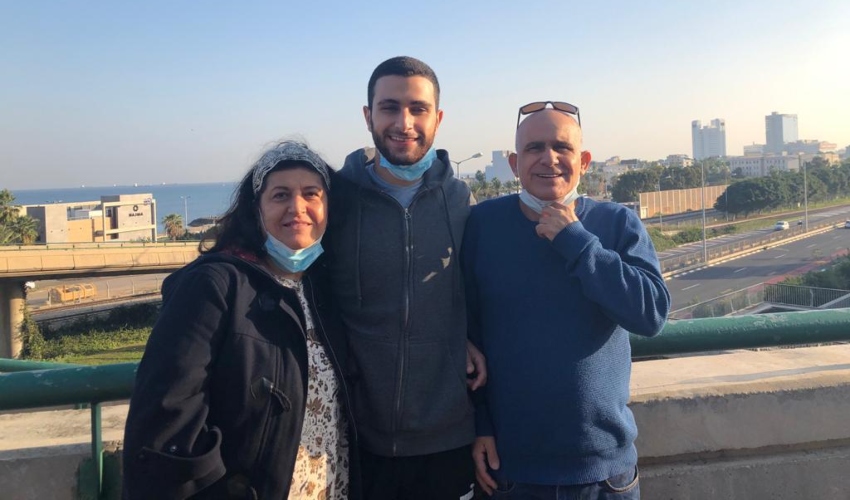 רס"ל אסף פנחס טובול ז"ל עם הוריו (צילום: האלבום המשפחתי)