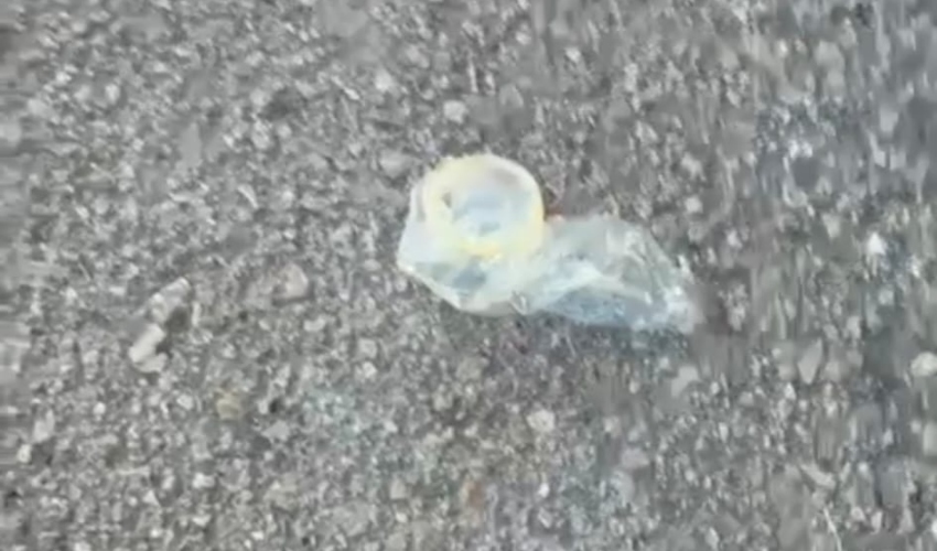 קונדום משומש שנמצא בגן ידידיה (צילום: מתוך סרטון של תושבים)