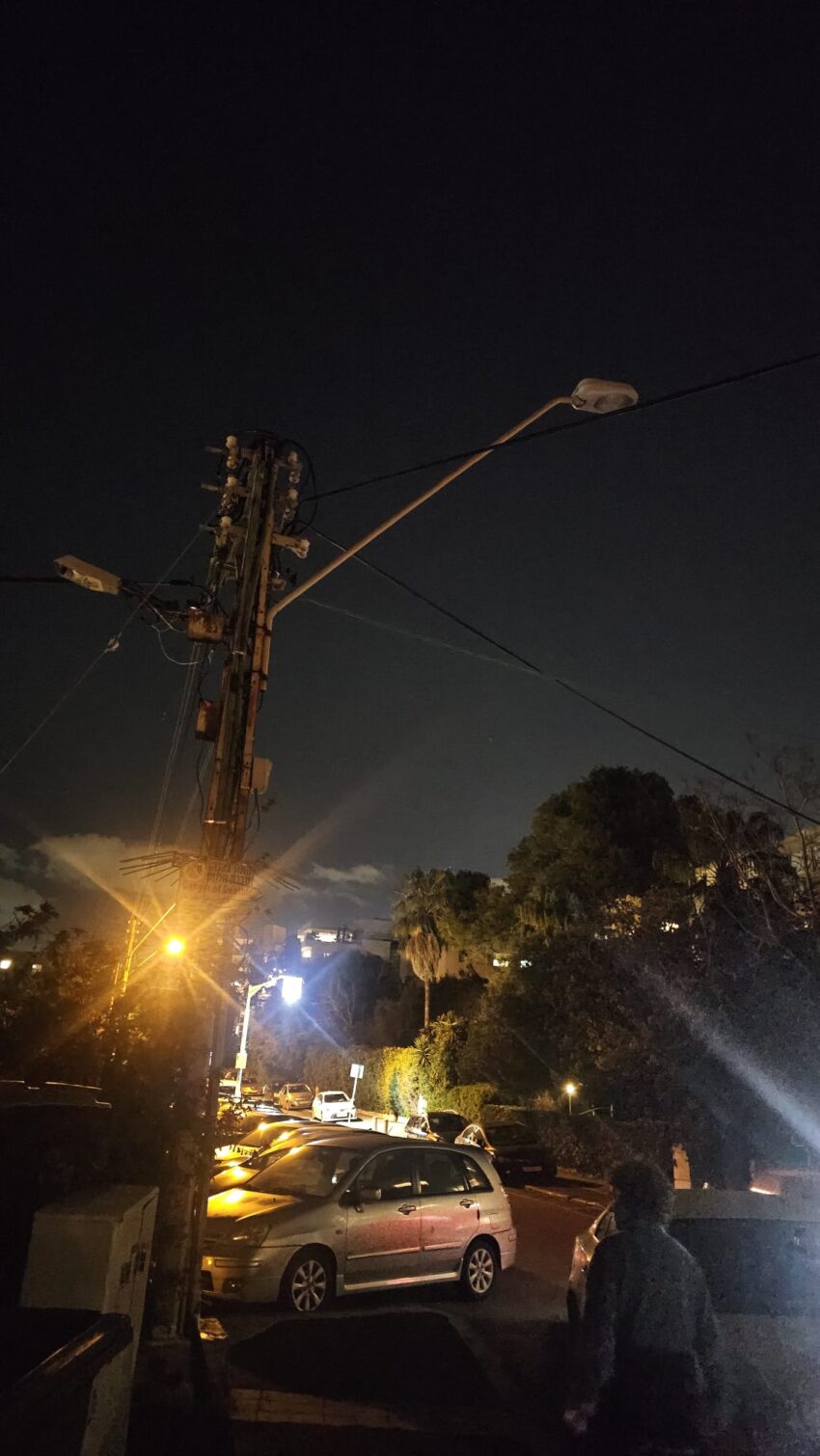 עמוד תאורה כבוי ברחוב לוטוס (צילום: פרופ' אבי רוטשילד)