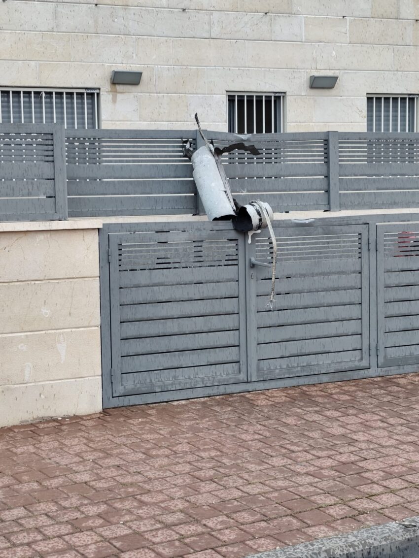 נפילת רסיס בקרית אתא (צילום: דוברות הצלה)