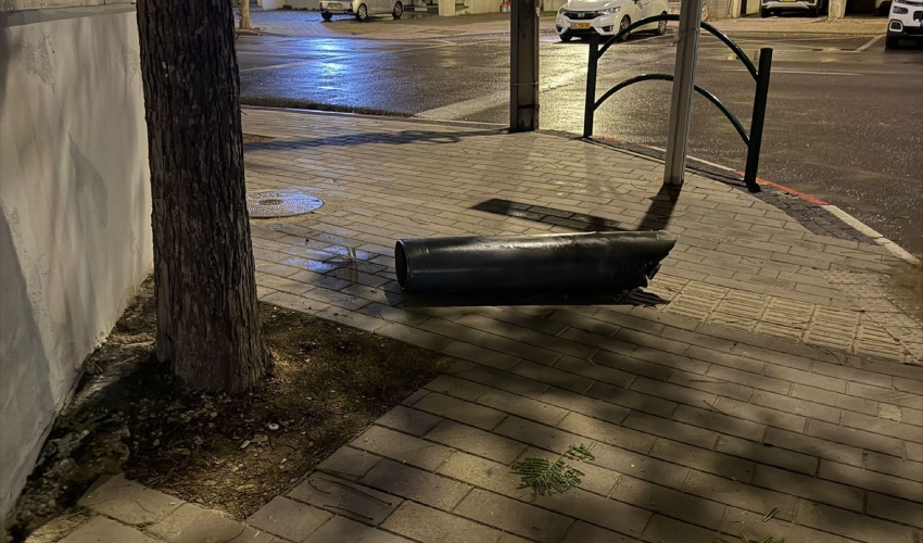 שבר של יירוט שנפל בקרית ביאליק (צילום: שימוש לפי סעיף 27 א' לחוק זכויות יוצרים)