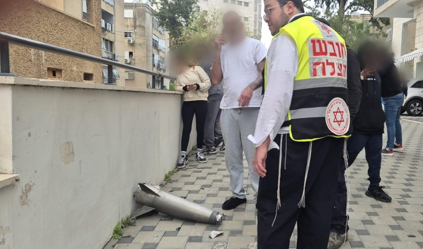נפילת רסיס בקרית אתא (צילום: דוברות הצלה)