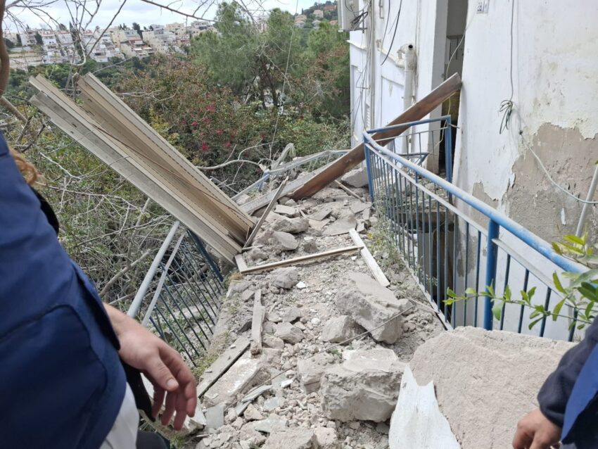 הפגיעה ברחוב ודג'ווד במרכז הכרמל (צילום: דוברות עיריית חיפה)