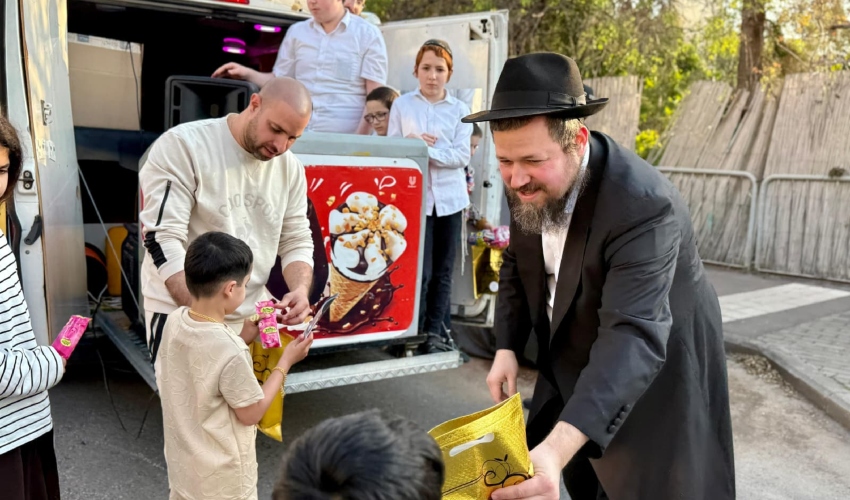 הרב יהודה גינזבורג וניידת השמחה של חב"ד
