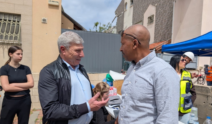 ראש העיר יעקב פרץ בזירה ברחוב הארי השואג (צילום: דוברות עיריית קרית אתא)