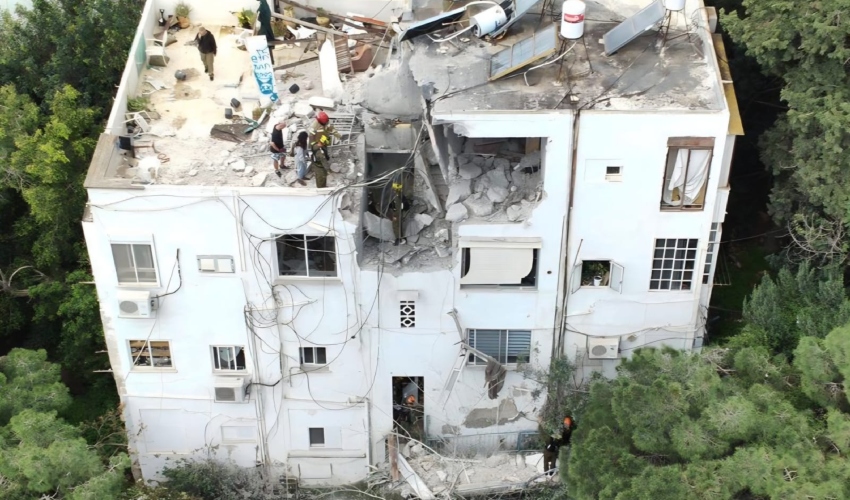 הבניין שספג פגיעה ברחוב ודג'ווד (צילום: ראובן כהן, דוברות עיריית חיפה)