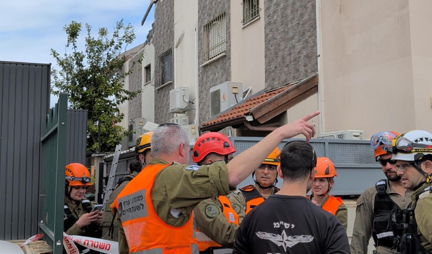 כוחות הביטחון בבית שנפגע ברחוב הארי השואג (צילום: דוברות עיריית קרית אתא)