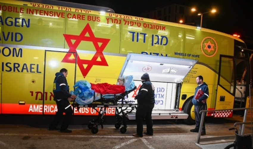 העברת החולים באמבולנס המיוחד של מד"א מהמרכז הרפואי כרמל לקריה הרפואית רמב"ם (צילום: דוברות כרמל)
