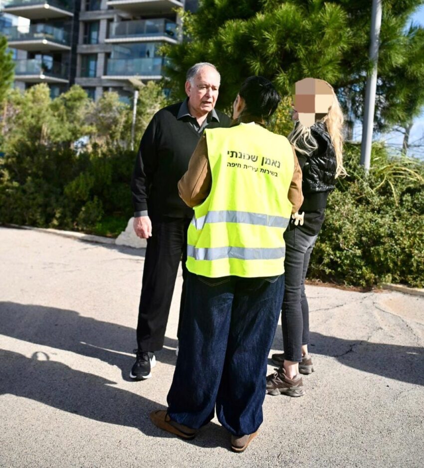 יונה יהב בזירה שבה נפלו חימושים (צילום: ראובן כהן, דוברות עיריית חיפה)