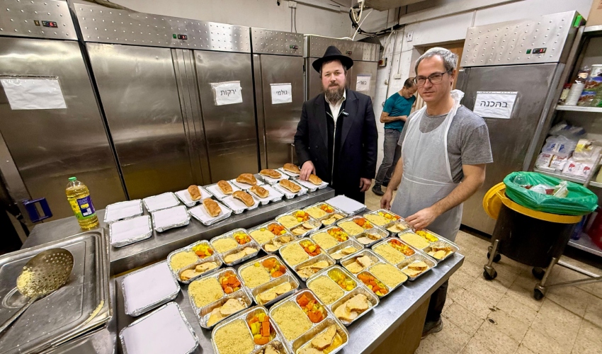 הרב יהודה גינזבורג במרכז ההסעדה (צילום: אבריימקה אייזנשטיין)