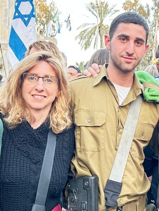 סמל אייל שיינס ז"ל ואמו מירב