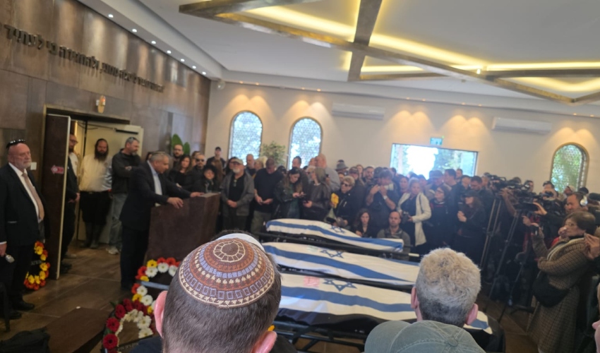 השר זאב אלקין בהלוויה של בני משפחת גרשוביץ