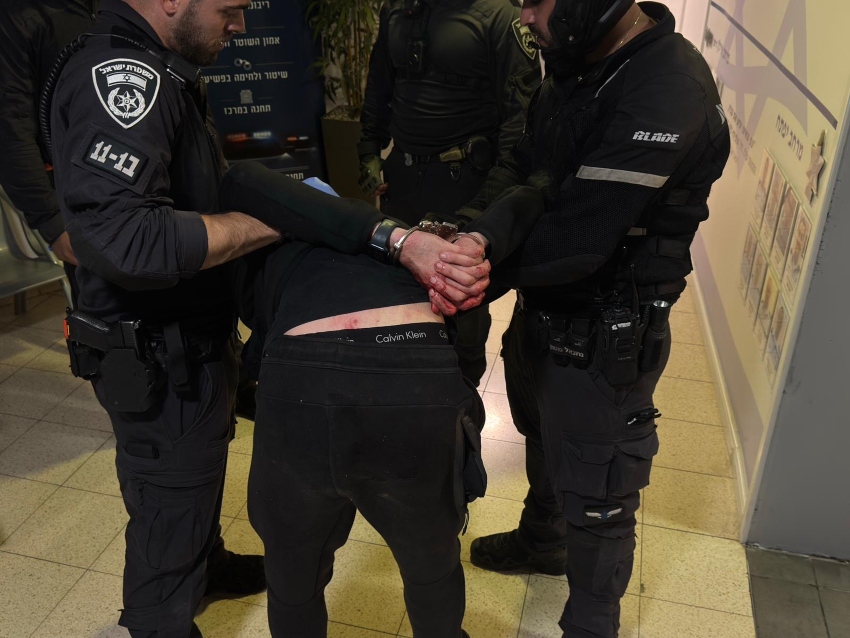 מעצר אחד החשודים (צילום: דוברות המשטרה)