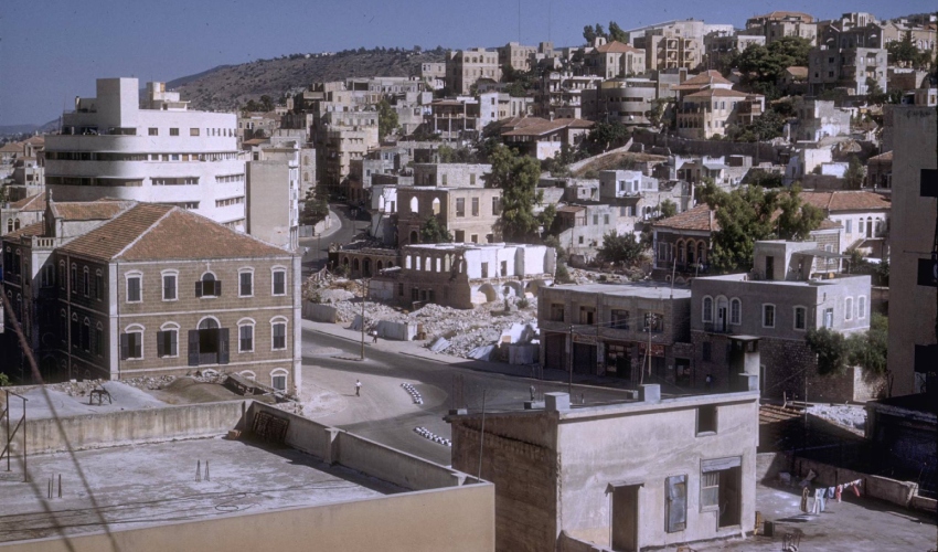 בית סלאם (המבנה הלבן בצד שמאל של התמונה) בצילום נדיר בצבע משנת 1950 (צילום: סיימור קיטקוף, באדיבות וליד כרכבי)