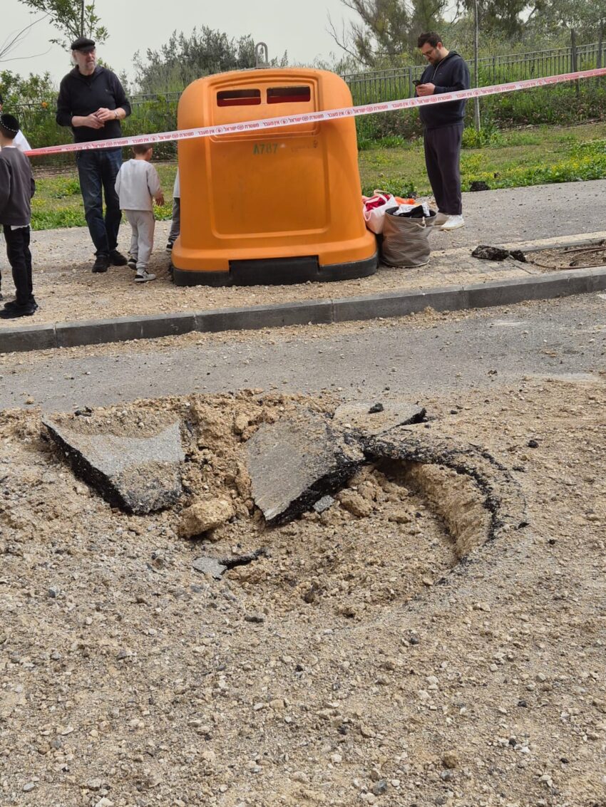 זירת הנפילה בכביש אריאל שרון (צילום: יצחק גולדשטיין)