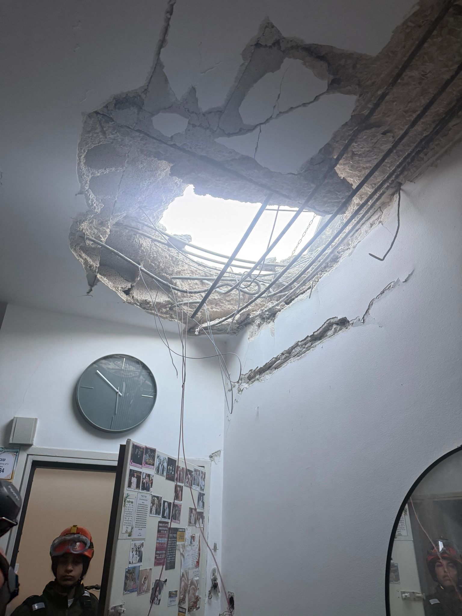 נזק לדירה באחת מהזירות (צילום: ראובן כהן, דוברות עיריית חיפה)