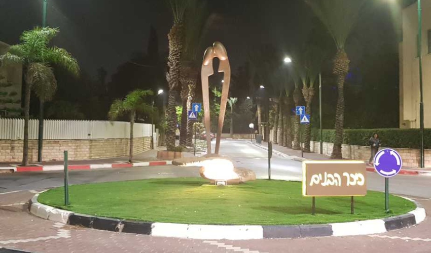 פסל של סעדיה בהט בכיכר הבנים בקרית ביאליק (צילום: דוברות העירייה)